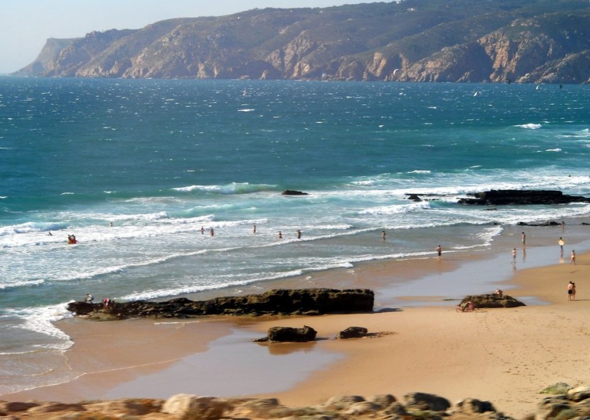 Além de ser linda, essa praia ainda é uma das mais ventosas de <a href="https://viajeaqui.abril.com.br/paises/portugal" target="_blank" rel="noopener noreferrer">Portugal</a>, sendo ideal para a prática de esportes como surfe, windsurfe e kitesurf. Todos os anoos, chega até a abrigar eventos e competições ligadas ao mundo dos esportes aquáticos. <a href="https://www.booking.com/city/pt/cascais.html?aid=332455&label=viagemabril-praiasportugal" target="_blank" rel="noopener noreferrer"><em>Reserve o seu hotel em Cascais através do Booking.com</em></a>