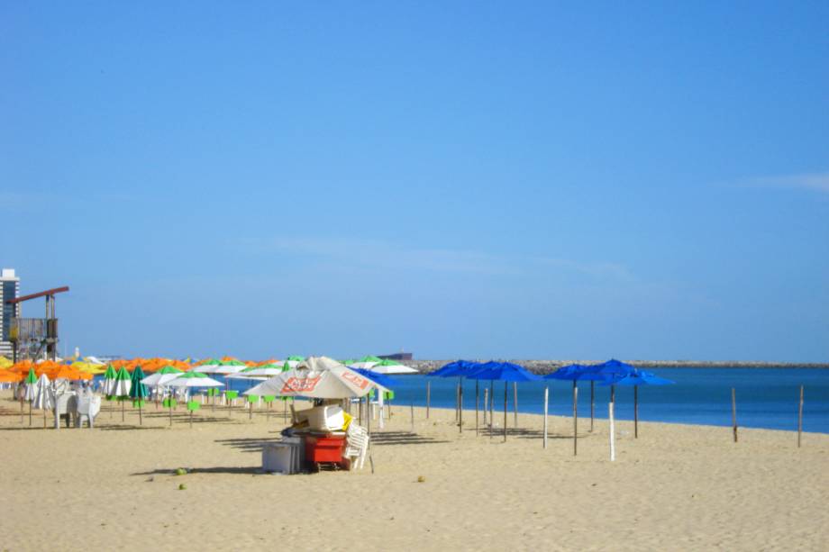 A boa infraestrutura hoteleira valoriza a orla urbana da praia. Por aqui, a melhor opção é fazer uma boa caminhada ou corrida pelo calçadão, tendo o pôr do sol como companhia. É nesse horário, inclusive, que se iniciam as atividades da <a href="https://viajeaqui.abril.com.br/estabelecimentos/br-ce-fortaleza-atracao-feira-noturna" target="_self">Feirinha Beira-Mar</a>, com ótimas opções de comprinhas