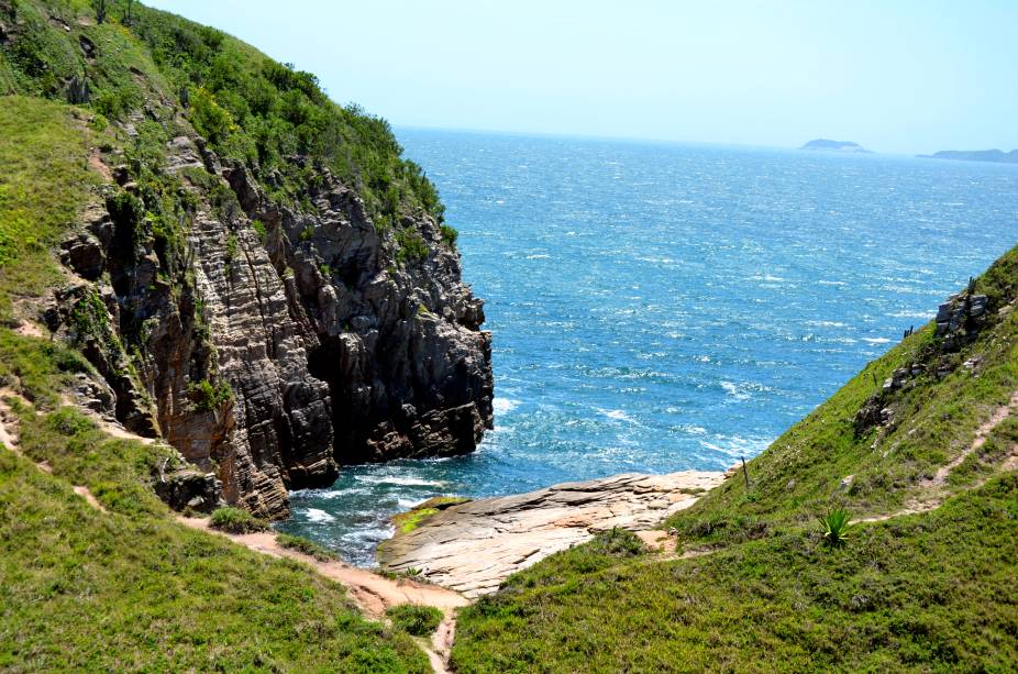 <a href="https://www.booking.com/searchresults.pt-br.html?aid=332455&sid=605c56653290b80351df808102ac423d&sb=1&src=index&src_elem=sb&error_url=https%3A%2F%2Fwww.booking.com%2Findex.pt-br.html%3Faid%3D332455%3Bsid%3D605c56653290b80351df808102ac423d%3Bsb_price_type%3Dtotal%26%3B&ss=Quartos+Praia+do+Foguete%2C+Cabo+Frio%2C+Estado+do+Rio+de+Janeiro%2C+Brasil&checkin_monthday=&checkin_month=&checkin_year=&checkout_monthday=&checkout_month=&checkout_year=&no_rooms=1&group_adults=2&group_children=0&b_h4u_keep_filters=&from_sf=1&ss_raw=Praia+do+Foguete+&ac_position=0&ac_langcode=xb&dest_id=3047222&dest_type=hotel&place_id_lat=-22.920374&place_id_lon=-42.037787&search_pageview_id=525f8eea574a0153&search_selected=true" target="_blank" rel="noopener"><strong>Cabo Frio</strong></a><strong> — </strong><strong><a href="https://www.booking.com/searchresults.pt-br.html?aid=332455&sid=605c56653290b80351df808102ac423d&sb=1&src=index&src_elem=sb&error_url=https%3A%2F%2Fwww.booking.com%2Findex.pt-br.html%3Faid%3D332455%3Bsid%3D605c56653290b80351df808102ac423d%3Bsb_price_type%3Dtotal%26%3B&ss=Praia+do+Pero%2C+Cabo+Frio%2C+Estado+do+Rio+de+Janeiro%2C+Brasil&checkin_monthday=&checkin_month=&checkin_year=&checkout_monthday=&checkout_month=&checkout_year=&no_rooms=1&group_adults=2&group_children=0&map=1&b_h4u_keep_filters=&from_sf=1&ss_raw=Praia+do+Per%C3%B3&ac_position=0&ac_langcode=xb&dest_id=248721&dest_type=landmark&place_id_lat=-22.8583259&place_id_lon=-41.9869028&search_pageview_id=09ac8e9ae40600e0&search_selected=true&search_pageview_id=09ac8e9ae40600e0&ac_suggestion_list_length=5&ac_suggestion_theme_list_length=0#map_opened" target="_blank" rel="noopener">Praia do Peró</a> </strong>Com atmosfera tranquila, marcada por um calçadão e uma faixa estreita de areia, a praia é ideal para famílias com crianças e casais em busca de tranquilidade. Se quiser fazer uma trilha a partir daqui, é preciso ir até o caminho sinalizado no canto direito, que conduz até a Praia das Conchas <a href="https://www.booking.com/searchresults.pt-br.html?aid=332455&sid=605c56653290b80351df808102ac423d&sb=1&src=index&src_elem=sb&error_url=https%3A%2F%2Fwww.booking.com%2Findex.pt-br.html%3Faid%3D332455%3Bsid%3D605c56653290b80351df808102ac423d%3Bsb_price_type%3Dtotal%26%3B&ss=Quartos+Praia+do+Foguete%2C+Cabo+Frio%2C+Estado+do+Rio+de+Janeiro%2C+Brasil&checkin_monthday=&checkin_month=&checkin_year=&checkout_monthday=&checkout_month=&checkout_year=&no_rooms=1&group_adults=2&group_children=0&b_h4u_keep_filters=&from_sf=1&ss_raw=Praia+do+Foguete+&ac_position=0&ac_langcode=xb&dest_id=3047222&dest_type=hotel&place_id_lat=-22.920374&place_id_lon=-42.037787&search_pageview_id=525f8eea574a0153&search_selected=true" target="_blank" rel="noopener"><strong>Cabo Frio</strong></a><strong> — </strong><strong><a href="https://www.booking.com/searchresults.pt-br.html?aid=332455&sid=605c56653290b80351df808102ac423d&sb=1&src=index&src_elem=sb&error_url=https%3A%2F%2Fwww.booking.com%2Findex.pt-br.html%3Faid%3D332455%3Bsid%3D605c56653290b80351df808102ac423d%3Bsb_price_type%3Dtotal%26%3B&ss=Praia+do+Pero%2C+Cabo+Frio%2C+Estado+do+Rio+de+Janeiro%2C+Brasil&checkin_monthday=&checkin_month=&checkin_year=&checkout_monthday=&checkout_month=&checkout_year=&no_rooms=1&group_adults=2&group_children=0&map=1&b_h4u_keep_filters=&from_sf=1&ss_raw=Praia+do+Per%C3%B3&ac_position=0&ac_langcode=xb&dest_id=248721&dest_type=landmark&place_id_lat=-22.8583259&place_id_lon=-41.9869028&search_pageview_id=09ac8e9ae40600e0&search_selected=true&search_pageview_id=09ac8e9ae40600e0&ac_suggestion_list_length=5&ac_suggestion_theme_list_length=0#map_opened" target="_blank" rel="noopener">Praia do Peró</a> </strong>Com atmosfera tranquila, marcada por um calçadão e uma faixa estreita de areia, a praia é ideal para famílias com crianças e casais em busca de tranquilidade. Se quiser fazer uma trilha a partir daqui, é preciso ir até o caminho sinalizado no canto direito, que conduz até a Praia das Conchas