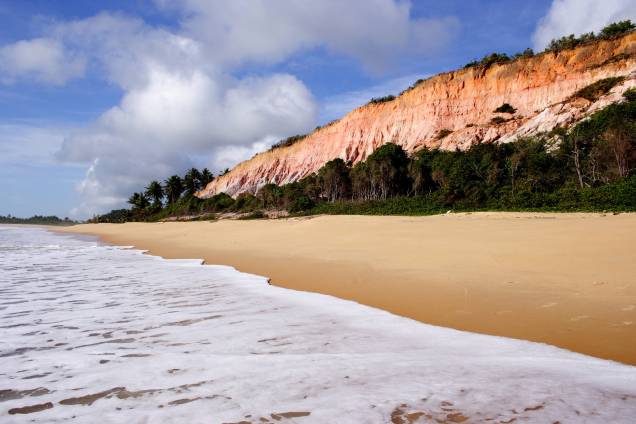 <strong>12. <a href="https://viajeaqui.abril.com.br/estabelecimentos/br-ba-trancoso-atracao-praia-do-rio-da-barra" target="_blank" rel="noopener">Praia do Rio da Barra</a> – <a href="https://viajeaqui.abril.com.br/cidades/br-ba-trancoso" target="_blank" rel="noopener">Trancoso (BA)</a></strong>A partir da praia dos Nativos, siga caminhando em direção a Arraial da Ajuda. Após 40 minutos, você chegará na Praia do Rio da Barra, ótimo lugar para curtir o sossego. Escolha uma barraca e admire o belo cenário: de um lado, você terá a foz de um rio, de outro as falésias. <a href="https://www.booking.com/searchresults.pt-br.html?aid=332455&lang=pt-br&sid=eedbe6de09e709d664615ac6f1b39a5d&sb=1&src=searchresults&src_elem=sb&error_url=https%3A%2F%2Fwww.booking.com%2Fsearchresults.pt-br.html%3Faid%3D332455%3Bsid%3Deedbe6de09e709d664615ac6f1b39a5d%3Bclass_interval%3D1%3Bdest_id%3D900050228%3Bdest_type%3Dcity%3Bdtdisc%3D0%3Bfrom_sf%3D1%3Bgroup_adults%3D2%3Bgroup_children%3D0%3Binac%3D0%3Bindex_postcard%3D0%3Blabel_click%3Dundef%3Bno_rooms%3D1%3Boffset%3D0%3Bpostcard%3D0%3Braw_dest_type%3Dcity%3Broom1%3DA%252CA%3Bsb_price_type%3Dtotal%3Bsearch_selected%3D1%3Bsrc%3Dindex%3Bsrc_elem%3Dsb%3Bss%3DPraia%2520do%2520Espelho%252C%2520%25E2%2580%258BBahia%252C%2520%25E2%2580%258BBrasil%3Bss_all%3D0%3Bss_raw%3DPraia%2520do%2520Espelho%3Bssb%3Dempty%3Bsshis%3D0%26%3B&ss=Praia+Rio+da+Barra%2C+%E2%80%8BTrancoso%2C+%E2%80%8BBahia%2C+%E2%80%8BBrasil&ssne=Praia+do+Espelho&ssne_untouched=Praia+do+Espelho&city=900050228&checkin_monthday=&checkin_month=&checkin_year=&checkout_monthday=&checkout_month=&checkout_year=&no_rooms=1&group_adults=2&group_children=0&from_sf=1&ss_raw=Praia+do+Rio+da+Barra&ac_position=0&ac_langcode=xb&dest_id=248507&dest_type=landmark&search_pageview_id=42cc81b478d60120&search_selected=true&search_pageview_id=42cc81b478d60120&ac_suggestion_list_length=5&ac_suggestion_theme_list_length=0" target="_blank" rel="noopener"><em>Busque hospedagens na Praia do Rio da Barra no Booking.com</em></a> <strong>12. <a href="https://viajeaqui.abril.com.br/estabelecimentos/br-ba-trancoso-atracao-praia-do-rio-da-barra" target="_blank" rel="noopener">Praia do Rio da Barra</a> – <a href="https://viajeaqui.abril.com.br/cidades/br-ba-trancoso" target="_blank" rel="noopener">Trancoso (BA)</a></strong>A partir da praia dos Nativos, siga caminhando em direção a Arraial da Ajuda. Após 40 minutos, você chegará na Praia do Rio da Barra, ótimo lugar para curtir o sossego. Escolha uma barraca e admire o belo cenário: de um lado, você terá a foz de um rio, de outro as falésias. <a href="https://www.booking.com/searchresults.pt-br.html?aid=332455&lang=pt-br&sid=eedbe6de09e709d664615ac6f1b39a5d&sb=1&src=searchresults&src_elem=sb&error_url=https%3A%2F%2Fwww.booking.com%2Fsearchresults.pt-br.html%3Faid%3D332455%3Bsid%3Deedbe6de09e709d664615ac6f1b39a5d%3Bclass_interval%3D1%3Bdest_id%3D900050228%3Bdest_type%3Dcity%3Bdtdisc%3D0%3Bfrom_sf%3D1%3Bgroup_adults%3D2%3Bgroup_children%3D0%3Binac%3D0%3Bindex_postcard%3D0%3Blabel_click%3Dundef%3Bno_rooms%3D1%3Boffset%3D0%3Bpostcard%3D0%3Braw_dest_type%3Dcity%3Broom1%3DA%252CA%3Bsb_price_type%3Dtotal%3Bsearch_selected%3D1%3Bsrc%3Dindex%3Bsrc_elem%3Dsb%3Bss%3DPraia%2520do%2520Espelho%252C%2520%25E2%2580%258BBahia%252C%2520%25E2%2580%258BBrasil%3Bss_all%3D0%3Bss_raw%3DPraia%2520do%2520Espelho%3Bssb%3Dempty%3Bsshis%3D0%26%3B&ss=Praia+Rio+da+Barra%2C+%E2%80%8BTrancoso%2C+%E2%80%8BBahia%2C+%E2%80%8BBrasil&ssne=Praia+do+Espelho&ssne_untouched=Praia+do+Espelho&city=900050228&checkin_monthday=&checkin_month=&checkin_year=&checkout_monthday=&checkout_month=&checkout_year=&no_rooms=1&group_adults=2&group_children=0&from_sf=1&ss_raw=Praia+do+Rio+da+Barra&ac_position=0&ac_langcode=xb&dest_id=248507&dest_type=landmark&search_pageview_id=42cc81b478d60120&search_selected=true&search_pageview_id=42cc81b478d60120&ac_suggestion_list_length=5&ac_suggestion_theme_list_length=0" target="_blank" rel="noopener"><em>Busque hospedagens na Praia do Rio da Barra no Booking.com</em></a>