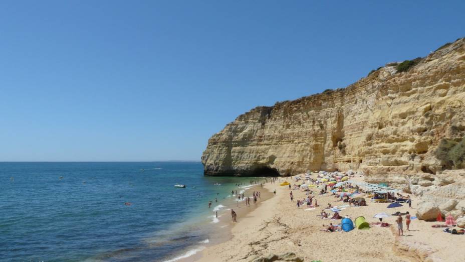 Além de poder aproveitar a belaza e a superestrutura da praia, com restaurantes, bares e banheiros, também vale a pena notar as rochas da região que sofreram com a erosão do mar até adquirirem formas interessantes. <a href="https://www.booking.com/city/pt/carvoeiro.pt-pt.html?aid=332455&label=viagemabril-praiasportugal" target="_blank" rel="noopener noreferrer"><em>Reserve o seu hotel perto da praia do Vale Centeanes através do Booking.com</em></a>