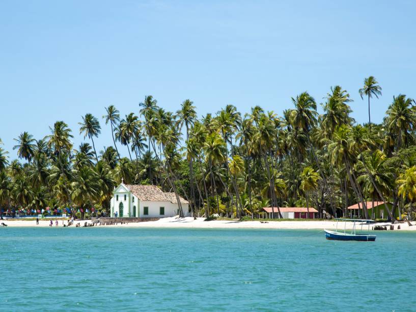 <strong>Carneiros (PE) </strong><a href="https://viajeaqui.abril.com.br/estabelecimentos/br-pe-tamandare-atracao-dos-carneiros"><strong> </strong></a> As praias mais desertas do litoral sul de Pernambuco estão no município de Tamandaré, onde fica a Praia dos Carneiros. Mar calmo, areia branca, piscinas naturais de água morna com peixinhos coloridos e uma igrejinha super fofa construída no século 18 completam o cenário de sonho de Carneiros. <a href="https://www.booking.com/searchresults.pt-br.html?aid=332455&lang=pt-br&sid=14fcbdfa23db223e04a3ec34ecada6b2&sb=1&src=searchresults&src_elem=sb&error_url=https%3A%2F%2Fwww.booking.com%2Fsearchresults.pt-br.html%3Faid%3D332455%3Bsid%3D14fcbdfa23db223e04a3ec34ecada6b2%3Bcity%3D-644296%3Bclass_interval%3D1%3Bdest_id%3D900048482%3Bdest_type%3Dcity%3Bdtdisc%3D0%3Bgroup_adults%3D2%3Bgroup_children%3D0%3Binac%3D0%3Bindex_postcard%3D0%3Blabel_click%3Dundef%3Bno_rooms%3D1%3Boffset%3D0%3Bpostcard%3D0%3Braw_dest_type%3Dcity%3Broom1%3DA%252CA%3Bsb_price_type%3Dtotal%3Bsearch_selected%3D1%3Bsrc%3Dsearchresults%3Bsrc_elem%3Dsb%3Bss%3DFernando%2520de%2520Noronha%252C%2520Pernambuco%252C%2520Brasil%3Bss_all%3D0%3Bss_raw%3Dfernando%3Bssb%3Dempty%3Bsshis%3D0%3Bssne_untouched%3DGalinhos%26%3B&ss=Praia+dos+Carneiros%2C+Tamandar%C3%A9%2C+Pernambuco%2C+Brasil&ssne=Fernando+de+Noronha&ssne_untouched=Fernando+de+Noronha&city=900048482&checkin_monthday=&checkin_month=&checkin_year=&checkout_monthday=&checkout_month=&checkout_year=&no_rooms=1&group_adults=2&group_children=0&highlighted_hotels=&from_sf=1&ss_raw=carneiros&ac_position=0&ac_langcode=xb&dest_id=257832&dest_type=landmark&search_pageview_id=067996123d69017e&search_selected=true&search_pageview_id=067996123d69017e&ac_suggestion_list_length=5&ac_suggestion_theme_list_length=0" target="_blank" rel="noopener">Busque hospedagens na Praia dos Carneiros</a>