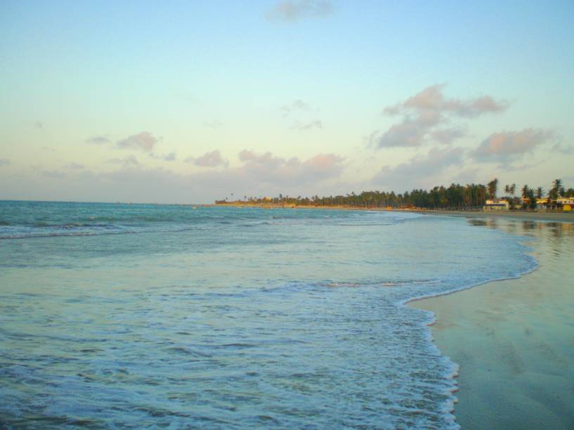 A principal praia dessa simpática vila litorânea é extensa e extremamente tranquila. Eis aqui mais uma boa opção para os praticantes de kitesurfe, visto que a região é o lar de ventos constantes. O mar esverdeado é outro ponto positivo