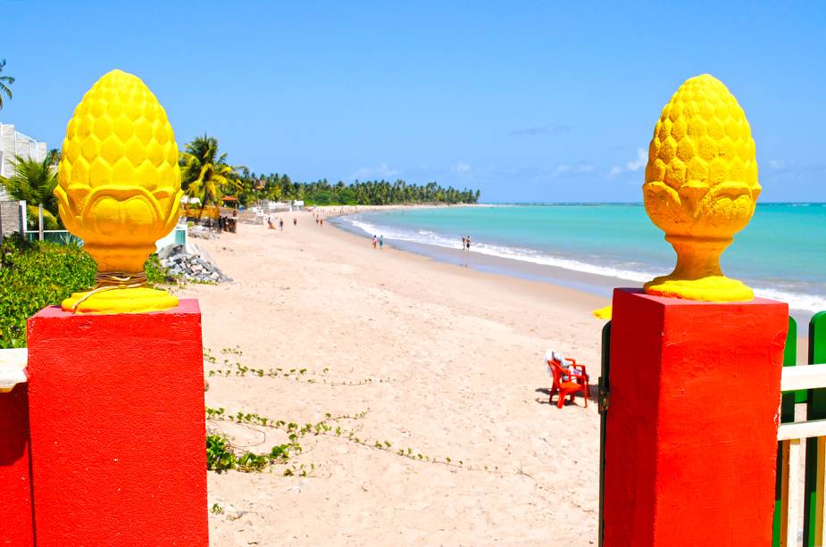 A <a href="https://viajeaqui.abril.com.br/estabelecimentos/br-al-maceio-atracao-praia-ipioca" target="_blank">Praia de Ipioca</a> fica a 24 quilômetros do centro de Maceió. Tão perto que é possível pegar um ônibus de linha na capital alagoana e descer na praia de Ipioca. Enorme – e por isso mesmo quase desértica, – essa praia tem o mar tão esverdeado que fica quase impossível resistir a um banho. Para quem curte nadar no balanço calmo das ondas, a praia é ideal