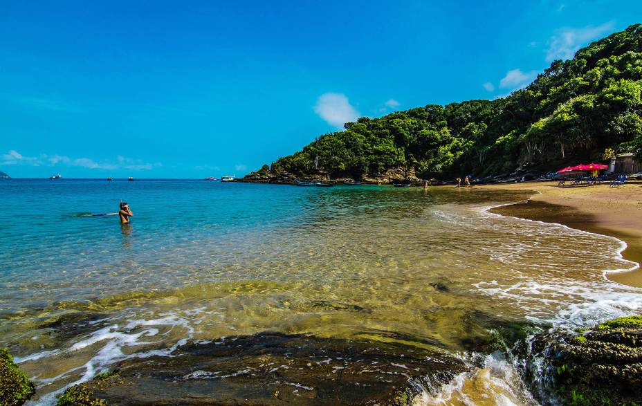 A <a href="https://viajeaqui.abril.com.br/estabelecimentos/br-rj-buzios-atracao-de-joao-fernandinho" rel="Praia de João Fernandinho" target="_blank">Praia de João Fernandinho</a> tem este nome por ser uma versão em miniatura da praia <a href="https://viajeaqui.abril.com.br/estabelecimentos/br-rj-buzios-atracao-de-joao-fernandes" target="_blank">João Fernandes</a>. Para chegar até ali é preciso descer uma escadaria