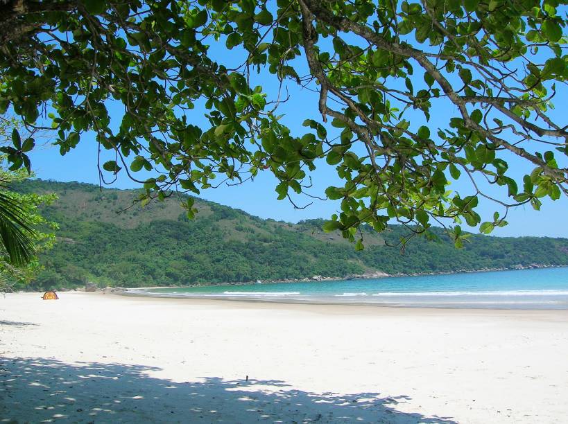 <strong>13. Praias de Ilha Grande</strong>O desembarque para quem chega à ilha é pela Praia do Abraão, que concentra o agito local. A partir dali, chega-se a pé às praias Preta, da Júlia, da Bica, da Crena e Abraãozinho. As mais bonitas, porém, exigem esforço. A diminuta Cachadaço tem 50 metros de extensão, delimitados por costões rochosos (acesso a partir da Vila do Abraão: 2 horas de barco; ou por trilha de 3h30). Com areia fina e sombra de amendoeiras, <strong>Lopes Mendes</strong> <em>(foto)</em> atrai turistas interessados em mergulho livre e surfistas que aproveitam o trecho de ondas fortes (barcos não podem atracar e levam até a Praia dos Mendes, a 45 minutos da Vila do Abraão, de onde se segue a pé por 20 minutos).