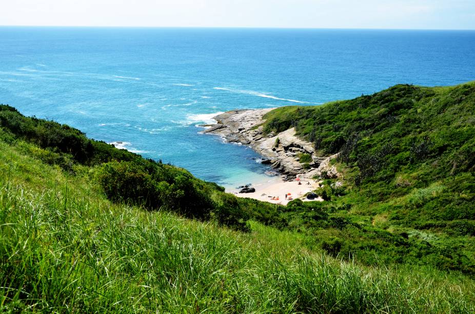 <strong>3. Praias de Búzios</strong>Com seu litoral recortado, a península tem 24 praias. As mais movimentadas são Geribá, Ferradura e José Fernandes, com bares, restaurantes e pousadas. Quem busca sossego pode optar por Caravelas ou José Gonçalves, ambas em área de preservação. A última, uma das mais belas de Búzios, é contornada por costões e mata nativa e tem mar agitado que atrai surfistas. A isolada <strong>Olho-de-Boi</strong><em> (foto)</em>, de mar azul esverdeado, é uma praia de nudismo – o acesso por uma trilha íngreme (20 minutos), a partir da Praia Brava, garante a privacidade dos frequentadores.