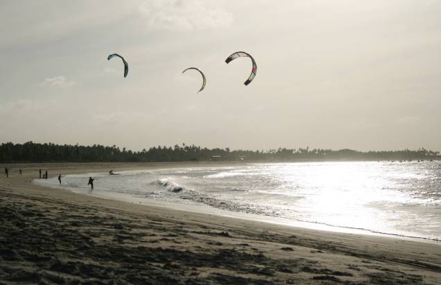 <strong><a href="https://viajeaqui.abril.com.br/estabelecimentos/br-rn-sao-miguel-do-gostoso-atracao-praia-ponta-do-santo-cristo" target="_self">Praia Ponta do Santo Cristo</a>, <a href="https://viajeaqui.abril.com.br/cidades/br-rn-sao-miguel-do-gostoso" target="_self">São Miguel do Gostoso</a></strong> A praia mais badalada da cidade é também considerada por muitos como uma das melhores do Brasil para a prática de esportes como kitesurfe e windsurfe. Ou seja: prepare-se para encontrar muito vento e turistas aventureiros. O mar tem temperatura agradável para banho <em><a href="https://www.booking.com/city/br/gostoso.pt-br.html?aid=332455&label=viagemabril-praias-do-rio-grande-do-norte" target="_blank" rel="noopener">Veja preços de hotéis em São Miguel do Gostoso no Booking.com</a></em> <strong><a href="https://viajeaqui.abril.com.br/estabelecimentos/br-rn-sao-miguel-do-gostoso-atracao-praia-ponta-do-santo-cristo" target="_self">Praia Ponta do Santo Cristo</a>, <a href="https://viajeaqui.abril.com.br/cidades/br-rn-sao-miguel-do-gostoso" target="_self">São Miguel do Gostoso</a></strong> A praia mais badalada da cidade é também considerada por muitos como uma das melhores do Brasil para a prática de esportes como kitesurfe e windsurfe. Ou seja: prepare-se para encontrar muito vento e turistas aventureiros. O mar tem temperatura agradável para banho <em><a href="https://www.booking.com/city/br/gostoso.pt-br.html?aid=332455&label=viagemabril-praias-do-rio-grande-do-norte" target="_blank" rel="noopener">Veja preços de hotéis em São Miguel do Gostoso no Booking.com</a></em>