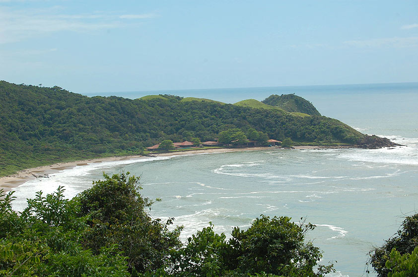 <strong>12. Praia Vermelha, Penha</strong> Semideserta, a Praia Vermelha é uma das mais belas do litoral catarinense. <a href="https://www.booking.com/searchresults.pt-br.html?aid=332455&lang=pt-br&sid=eedbe6de09e709d664615ac6f1b39a5d&sb=1&src=index&src_elem=sb&error_url=https%3A%2F%2Fwww.booking.com%2Findex.pt-br.html%3Faid%3D332455%3Bsid%3Deedbe6de09e709d664615ac6f1b39a5d%3Bsb_price_type%3Dtotal%26%3B&ss=Praia+Vermelha%2C+Praia+do+Rosa%2C+Santa+Catarina%2C+Brasil&checkin_monthday=&checkin_month=&checkin_year=&checkout_monthday=&checkout_month=&checkout_year=&no_rooms=1&group_adults=2&group_children=0&from_sf=1&ss_raw=Praia+Vermelha%2C+Santa+Catarina%2C+Brasil&ac_position=0&ac_langcode=xb&dest_id=256038&dest_type=landmark&search_pageview_id=06796fc6f16d00bc&search_selected=true&search_pageview_id=06796fc6f16d00bc&ac_suggestion_list_length=5&ac_suggestion_theme_list_length=0&map=1#map_opened" target="_blank" rel="noopener"><em>Busque hospedagens na Praia Vermelha no Booking.com</em></a>