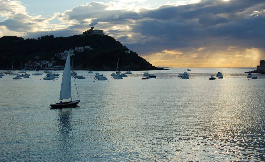 Regata na baía de Playa de La Concha, em San Sebastián, Espanha