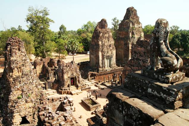 <strong>6. Pre Rup </strong>Este templo-montanha se ergue no meio da paisagem plana de Angkor, oferecendo uma vista inigualável do espaço ao seu redor. Foi construído em homenagem ao deus Shiva e provavelmente estava dentro de um ashram, do qual nada restou <strong>6. Pre Rup </strong>Este templo-montanha se ergue no meio da paisagem plana de Angkor, oferecendo uma vista inigualável do espaço ao seu redor. Foi construído em homenagem ao deus Shiva e provavelmente estava dentro de um ashram, do qual nada restou