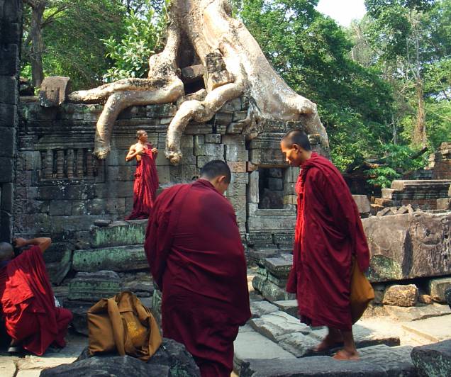 <strong>5. Preah Khan</strong>Monges budistas são frequentemente encontrados entre os turistas que visitam Angkor. Veja o tamanho das raízes das árvores em comparação com eles! <strong>5. Preah Khan</strong>Monges budistas são frequentemente encontrados entre os turistas que visitam Angkor. Veja o tamanho das raízes das árvores em comparação com eles!