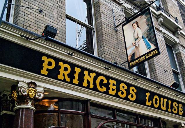 <a href="https://princesslouisepub.co.uk/" rel="Princess Louise" target="_blank"><strong>Princess Louise</strong></a> Disparado um dos mais bonitos pubs de Londres, está em prédio de 1872 em estilo art-nouveau. Um balcão serpenteia por todo o salão, e vidros, qual biombos, criam cantos para quem prefere mais privacidade. Escadas, azulejos e claraboias embalam uma viagem no tempo enquanto se degustam cidras, ales amargas e até uma cerveja de trigo da Samuel Smith’s, cervejaria do século 18. <em>208 High Holborn, Holborn</em> <a href="https://princesslouisepub.co.uk/" rel="Princess Louise" target="_blank"><strong>Princess Louise</strong></a> Disparado um dos mais bonitos pubs de Londres, está em prédio de 1872 em estilo art-nouveau. Um balcão serpenteia por todo o salão, e vidros, qual biombos, criam cantos para quem prefere mais privacidade. Escadas, azulejos e claraboias embalam uma viagem no tempo enquanto se degustam cidras, ales amargas e até uma cerveja de trigo da Samuel Smith’s, cervejaria do século 18. <em>208 High Holborn, Holborn</em>