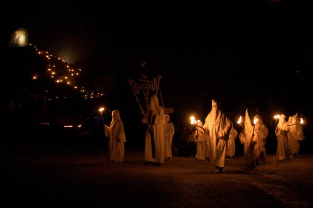 <strong>Procissão de Páscoa - Encapuzados</strong>Na Semana Santa a cidade é palco da procissão dos <em>Incapucciati </em>(encapuzados), um espetáculo de caráter medieval e cheia de simbolismos, que encontra o cenário apropriado nas ruas estreitas e sombrias de Chietti <strong>Procissão de Páscoa - Encapuzados</strong>Na Semana Santa a cidade é palco da procissão dos <em>Incapucciati </em>(encapuzados), um espetáculo de caráter medieval e cheia de simbolismos, que encontra o cenário apropriado nas ruas estreitas e sombrias de Chietti