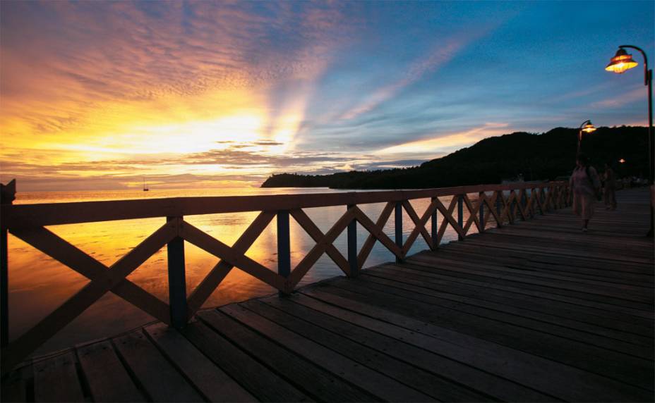 Menos explorada pelo turismo, Providencia provoca no visitante a sensação de estar em uma ilha quase deserta, conectada à ilhota de Santa Catalina, uma porção de terra de 1 quilômetro quadrado. A <strong>Puente de los Enamorados</strong>, na foto, fica entre as duas cidades. 