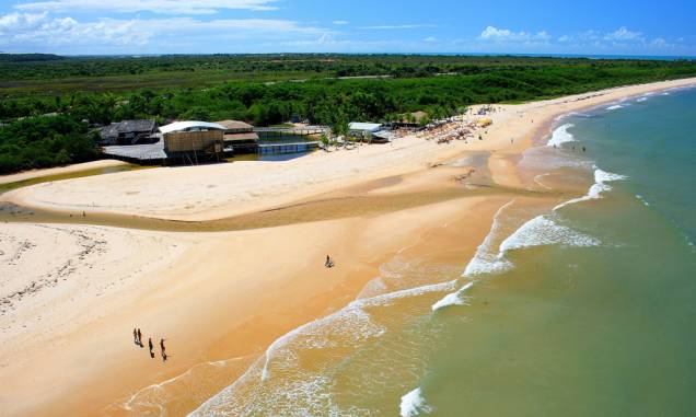 <strong>Porto Seguro – 7 noites – R$ 658</strong><br /> A viagem inclui transporte aéreo ida e volta, traslado, sete noites de hospedagem no Hotel Casablanca com café da manhã, city tour e festa noturna exclusiva.<br /> <br /> <strong>Quando:</strong> saída de São Paulo em 27 de outubro<br /> <strong>Pagamento:</strong> à vista ou em 12 vezes de R$ 54,83<br /> <strong>Quem leva: </strong>a <strong>CVC</strong> tel. (11) 2191-8410/ site <a href="https://www.cvc.com.br" rel="www.cvc.com.br" target="_blank">www.cvc.com.br</a><br /> <br /> <strong>Porto Seguro – 7 noites – R$ 598</strong><br /> A viagem inclui transporte aéreo ida e volta, traslado, sete noites de hospedagem no Hotel Casablanca com café da manhã, city tour e festa noturna exclusiva.<br /> <br /> <strong>Quando:</strong> saída de Belo Horizonte nos dias 27 e 28 de outubro<br /> <strong>Pagamento:</strong> à vista ou em 12 vezes de R$ 49,84<br /> <strong>Quem leva:</strong> a <strong>CVC</strong> tel. (31) 3280-6990/ site <a href="https://www.cvc.com.br" rel="www.cvc.com.br" target="_blank">www.cvc.com.br</a> <strong>Porto Seguro – 7 noites – R$ 658</strong><br /> A viagem inclui transporte aéreo ida e volta, traslado, sete noites de hospedagem no Hotel Casablanca com café da manhã, city tour e festa noturna exclusiva.<br /> <br /> <strong>Quando:</strong> saída de São Paulo em 27 de outubro<br /> <strong>Pagamento:</strong> à vista ou em 12 vezes de R$ 54,83<br /> <strong>Quem leva: </strong>a <strong>CVC</strong> tel. (11) 2191-8410/ site <a href="https://www.cvc.com.br" rel="www.cvc.com.br" target="_blank">www.cvc.com.br</a><br /> <br /> <strong>Porto Seguro – 7 noites – R$ 598</strong><br /> A viagem inclui transporte aéreo ida e volta, traslado, sete noites de hospedagem no Hotel Casablanca com café da manhã, city tour e festa noturna exclusiva.<br /> <br /> <strong>Quando:</strong> saída de Belo Horizonte nos dias 27 e 28 de outubro<br /> <strong>Pagamento:</strong> à vista ou em 12 vezes de R$ 49,84<br /> <strong>Quem leva:</strong> a <strong>CVC</strong> tel. (31) 3280-6990/ site <a href="https://www.cvc.com.br" rel="www.cvc.com.br" target="_blank">www.cvc.com.br</a>