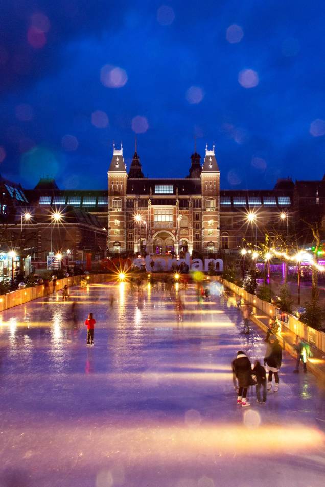 No inverno, o espelho dágua em frente ao Rijksmuseum transforma-se em pista de patinação no gel No inverno, o espelho dágua em frente ao Rijksmuseum transforma-se em pista de patinação no gel