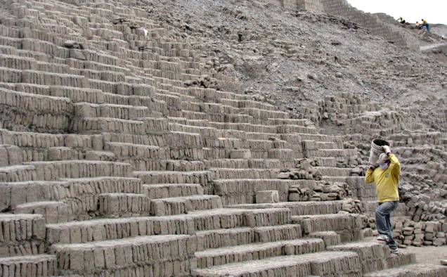 Oito arqueólogos se dedicam à catalogação e registro da história na Huaca Pucllana Oito arqueólogos se dedicam à catalogação e registro da história na Huaca Pucllana