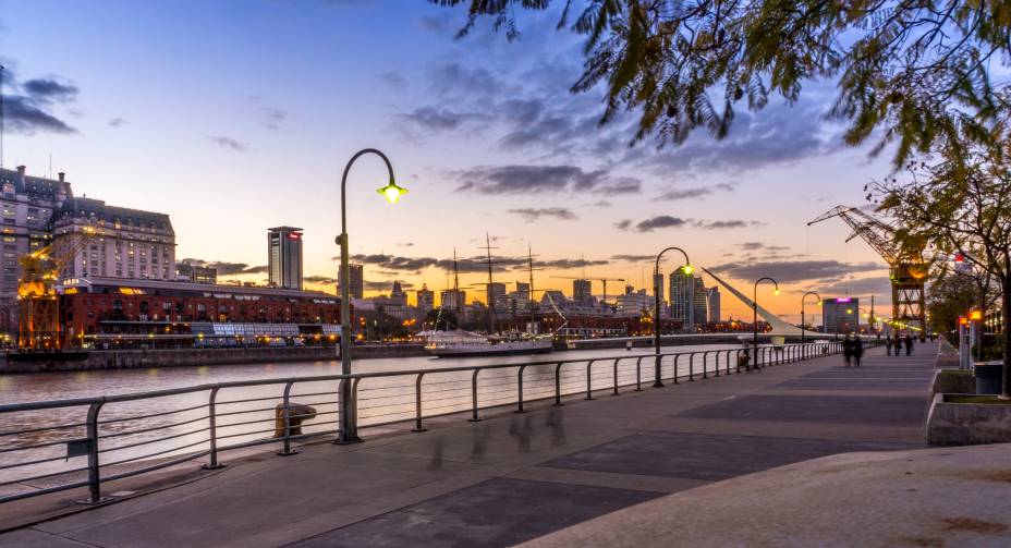 <strong>Puerto Madero</strong>                                        Charmoso e moderno, o bairro merece um passeio por suas belas ruas, repletas de atrativos. É por aqui que se encontram alguns dos melhores hotéis, restaurantes e bares da cidade. Não à toa: ele é considerado um dos grandes pólos gastronômicos da capital