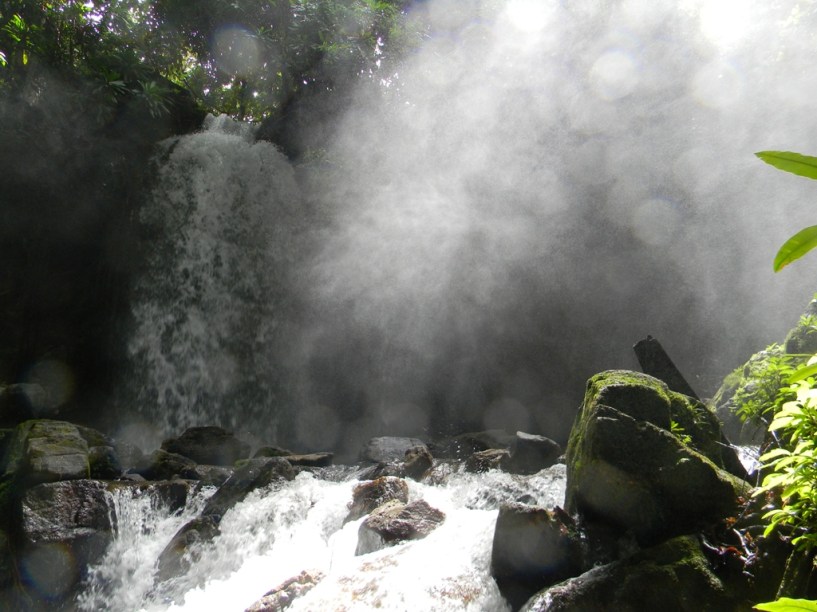 <a href="https://viajeaqui.abril.com.br/cidades/br-mt-chapada-dos-guimaraes" rel="Chapada dos Guimarães" target="_blank"><strong>Chapada dos Guimarães</strong></a>    Uma das diversas quedas dágua do Parque Nacional da Chapada dos Guimarães