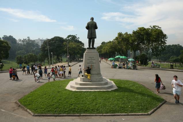 <strong>Quinta da Boa Vista</strong><br />O parque fazia parte do Paço São Cristovão, para onde a família de imperadores do Brasil se mudou quando deixou o Paço Imperial, no centro do Rio de Janeiro. Com 155 mil metros quadrados, a <a href="https://viajeaqui.abril.com.br/estabelecimentos/br-rj-rio-de-janeiro-atracao-quinta-da-boa-vista" rel="Quinta da Boa Vista" target="_self">Quinta da Boa Vista</a> é repleta de árvores, lagos, grutas, jardins e foi projetada pelo paisagista francês Auguste Glaziou, em 1869. Hoje, o parque é um local de lazer dos cariocas e conta com o Jardim Zoológico do Rio de Janeiro <strong>Quinta da Boa Vista</strong><br />O parque fazia parte do Paço São Cristovão, para onde a família de imperadores do Brasil se mudou quando deixou o Paço Imperial, no centro do Rio de Janeiro. Com 155 mil metros quadrados, a <a href="https://viajeaqui.abril.com.br/estabelecimentos/br-rj-rio-de-janeiro-atracao-quinta-da-boa-vista" rel="Quinta da Boa Vista" target="_self">Quinta da Boa Vista</a> é repleta de árvores, lagos, grutas, jardins e foi projetada pelo paisagista francês Auguste Glaziou, em 1869. Hoje, o parque é um local de lazer dos cariocas e conta com o Jardim Zoológico do Rio de Janeiro