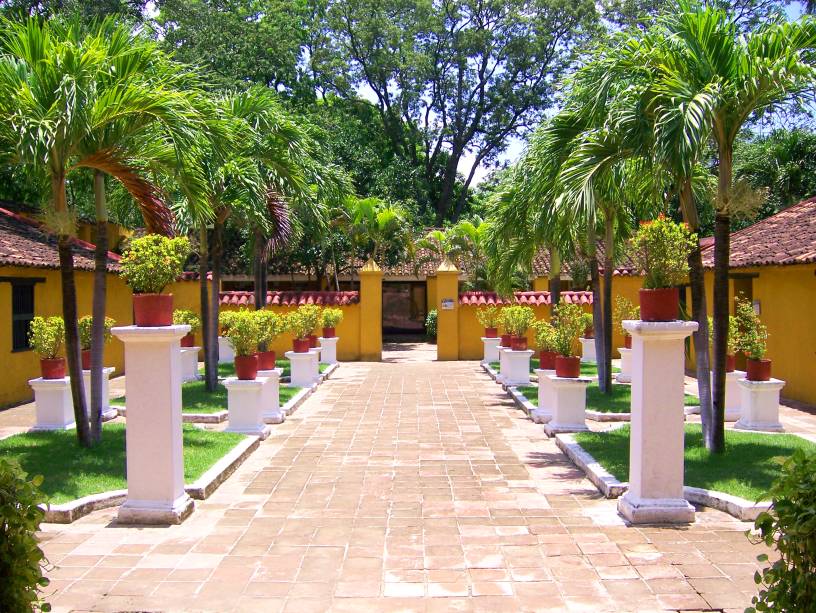 <strong>Quinta de San Pedro Alejandrino</strong>    Em contrapartida às praias de Santa Marta, a Quinta de San Pedro Alejandrino (foto) é um lugar histórico, muito espaçoso. O passeio pelo cenário bem conservado, uma antiga fazenda de cana de açúcar que serviu como refúgio para Simon Bolívar, é repleto de história e reúne arte, cultura e meio ambiente    <em><a href="https://www.booking.com/city/co/santa-marta.pt-br.html?aid=332455&label=viagemabril-cenarios-da-colombia" rel="Veja preços de hotéis em Santa Marta no Booking.com" target="_blank">Veja preços de hotéis em Santa Marta no Booking.com</a></em>