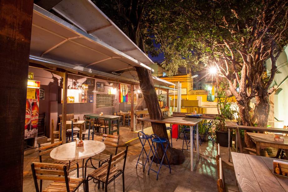 <a href="https://www.barestabelecimento.com/" rel="Bar Estabelecimento " target="_blank"><strong>Bar Estabelecimento </strong></a>Um bar no quintal de uma casa, à sombra de uma árvore frondosa e com mesas e cadeiras de diversos estilos e muitos estilos de decoração pelas paredes – o aspecto meio bagunçado dá charme e aconchego ao Estabelecimento e favorece a paquera entre as mesas. Entre as comidinhas em destaque estão o bolinho de arroz com jiló, mexido feito com linguiças de frango e de porco e pastel de angu. A caipirinha feita com uísque, laranja e pimenta rosa (Caipiamy) é sucesso, assim como os chup-chups (também chamados de sacolés) de mojito, preparados apenas no verão. <strong>Endereço</strong>: Rua Monte Alegre, 160, Serra. Abre de quarta a sexta de 18h à 1 da manhã, sábado de 12h à 1 da manhã e domingo de 13h às 22h <a href="https://www.barestabelecimento.com/" rel="Bar Estabelecimento " target="_blank"><strong>Bar Estabelecimento </strong></a>Um bar no quintal de uma casa, à sombra de uma árvore frondosa e com mesas e cadeiras de diversos estilos e muitos estilos de decoração pelas paredes – o aspecto meio bagunçado dá charme e aconchego ao Estabelecimento e favorece a paquera entre as mesas. Entre as comidinhas em destaque estão o bolinho de arroz com jiló, mexido feito com linguiças de frango e de porco e pastel de angu. A caipirinha feita com uísque, laranja e pimenta rosa (Caipiamy) é sucesso, assim como os chup-chups (também chamados de sacolés) de mojito, preparados apenas no verão. <strong>Endereço</strong>: Rua Monte Alegre, 160, Serra. Abre de quarta a sexta de 18h à 1 da manhã, sábado de 12h à 1 da manhã e domingo de 13h às 22h