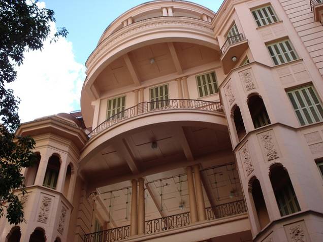 <strong>Casa de Cultura Mário Quintana </strong>Decadente, o hotel Majestic – o mais luxuoso de Porto Alegre no início do século 20 – já estava prestes a fechar as portas quando hospedou Mário Quintana, de 1968 a 1980. Restaurado, o prédio exibe, em seus sete andares, acervos sobre o poeta (com a reprodução do quarto onde ele viveu) e sobre a cantora Elis Regina. Há também exposições temporárias e cinema. O jardim do quinto andar e o café, no sétimo, também devem fazer parte da visita. <strong>Casa de Cultura Mário Quintana </strong>Decadente, o hotel Majestic – o mais luxuoso de Porto Alegre no início do século 20 – já estava prestes a fechar as portas quando hospedou Mário Quintana, de 1968 a 1980. Restaurado, o prédio exibe, em seus sete andares, acervos sobre o poeta (com a reprodução do quarto onde ele viveu) e sobre a cantora Elis Regina. Há também exposições temporárias e cinema. O jardim do quinto andar e o café, no sétimo, também devem fazer parte da visita.