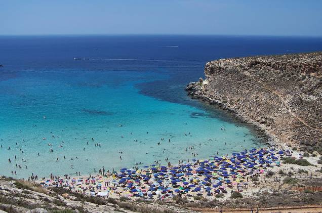 <strong>Rabbit-Beach</strong> A Rabbit Beach pertence à Ilha de Lampedusa, na costa sul da Sicília. O acesso à praia só é feito por barco. Essa é uma das poucas praias no mediterrâneo onde tartatugas colocam seus ovos e os turistas frequentam. Em 2013, ela levou o título de melhor do mundo! <em><a href="https://www.booking.com/searchresults.en-gb.html?aid=332455&lang=en-gb&sid=eedbe6de09e709d664615ac6f1b39a5d&sb=1&src=searchresults&src_elem=sb&error_url=https%3A%2F%2Fwww.booking.com%2Fsearchresults.en-gb.html%3Faid%3D332455%3Bsid%3Deedbe6de09e709d664615ac6f1b39a5d%3Bclass_interval%3D1%3Bdest_id%3D-111354%3Bdest_type%3Dcity%3Bdtdisc%3D0%3Bfrom_sf%3D1%3Bgroup_adults%3D2%3Bgroup_children%3D0%3Binac%3D0%3Bindex_postcard%3D0%3Blabel_click%3Dundef%3Bno_rooms%3D1%3Boffset%3D0%3Bpostcard%3D0%3Braw_dest_type%3Dcity%3Broom1%3DA%252CA%3Bsb_price_type%3Dtotal%3Bsearch_selected%3D1%3Bsrc%3Dindex%3Bsrc_elem%3Dsb%3Bss%3DBaunei%252C%2520%25E2%2580%258BSardinia%252C%2520%25E2%2580%258BItaly%3Bss_all%3D0%3Bss_raw%3DBauney%3Bssb%3Dempty%3Bsshis%3D0%26%3B&ss=Lampedusa%2C+%E2%80%8BSicily%2C+%E2%80%8BItaly&ssne=Baunei&ssne_untouched=Baunei&city=-111354&checkin_monthday=&checkin_month=&checkin_year=&checkout_monthday=&checkout_month=&checkout_year=&no_rooms=1&group_adults=2&group_children=0&highlighted_hotels=&from_sf=1&ss_raw=%C2%A0Lampedusa&ac_position=0&ac_langcode=en&dest_id=-119645&dest_type=city&place_id_lat=35.50353&place_id_lon=12.60669&search_pageview_id=0419903e64f60084&search_selected=true&search_pageview_id=0419903e64f60084&ac_suggestion_list_length=5&ac_suggestion_theme_list_length=0" target="_blank" rel="noopener">Busque hospedagens em Lampedusa no Booking.com</a></em> <strong>Rabbit-Beach</strong> A Rabbit Beach pertence à Ilha de Lampedusa, na costa sul da Sicília. O acesso à praia só é feito por barco. Essa é uma das poucas praias no mediterrâneo onde tartatugas colocam seus ovos e os turistas frequentam. Em 2013, ela levou o título de melhor do mundo! <em><a href="https://www.booking.com/searchresults.en-gb.html?aid=332455&lang=en-gb&sid=eedbe6de09e709d664615ac6f1b39a5d&sb=1&src=searchresults&src_elem=sb&error_url=https%3A%2F%2Fwww.booking.com%2Fsearchresults.en-gb.html%3Faid%3D332455%3Bsid%3Deedbe6de09e709d664615ac6f1b39a5d%3Bclass_interval%3D1%3Bdest_id%3D-111354%3Bdest_type%3Dcity%3Bdtdisc%3D0%3Bfrom_sf%3D1%3Bgroup_adults%3D2%3Bgroup_children%3D0%3Binac%3D0%3Bindex_postcard%3D0%3Blabel_click%3Dundef%3Bno_rooms%3D1%3Boffset%3D0%3Bpostcard%3D0%3Braw_dest_type%3Dcity%3Broom1%3DA%252CA%3Bsb_price_type%3Dtotal%3Bsearch_selected%3D1%3Bsrc%3Dindex%3Bsrc_elem%3Dsb%3Bss%3DBaunei%252C%2520%25E2%2580%258BSardinia%252C%2520%25E2%2580%258BItaly%3Bss_all%3D0%3Bss_raw%3DBauney%3Bssb%3Dempty%3Bsshis%3D0%26%3B&ss=Lampedusa%2C+%E2%80%8BSicily%2C+%E2%80%8BItaly&ssne=Baunei&ssne_untouched=Baunei&city=-111354&checkin_monthday=&checkin_month=&checkin_year=&checkout_monthday=&checkout_month=&checkout_year=&no_rooms=1&group_adults=2&group_children=0&highlighted_hotels=&from_sf=1&ss_raw=%C2%A0Lampedusa&ac_position=0&ac_langcode=en&dest_id=-119645&dest_type=city&place_id_lat=35.50353&place_id_lon=12.60669&search_pageview_id=0419903e64f60084&search_selected=true&search_pageview_id=0419903e64f60084&ac_suggestion_list_length=5&ac_suggestion_theme_list_length=0" target="_blank" rel="noopener">Busque hospedagens em Lampedusa no Booking.com</a></em>