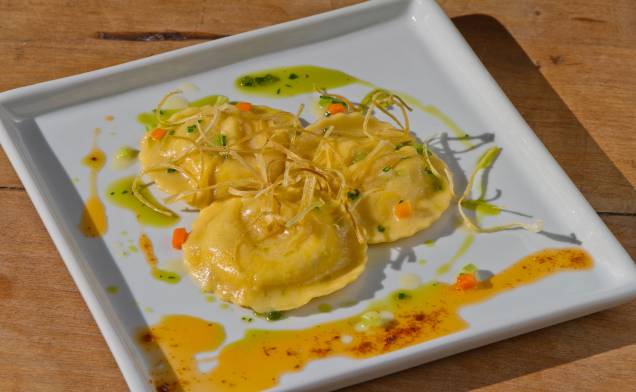 <strong>Restaurante Terra Madre (Curitiba):</strong> mesclando itens das culinárias francesa, italiana e brasileira, o Terra Madre Ristorante, em Curitiba, terá um menu completo e fechado por R$ 110. Para começar a refeição, o Chef Ivan Lopes preparará um couvert com pães artesanais, focaccia do dia, ratatouille, patê de gorgonzola e nozes, steak tartare e caldinho especial. Como entrada, há duas opções, a primeira é um carpaccio de pupunha fresco com ceviche de peixe branco e batata doce e a segunda é uma porção de cogumelo shitaki com vieira grelhada e ostra fresca com espuma de manjericão. O restaurante terá como primeiro prato, um ravioli recheado com brandade de bacalhau, gema de codorna e alho-poró crocante (foto). O segundo é um filé mignon recheado com cogumelos silvestres e foie gras ao molho rote e mousseline de batata salsa trufada. Para fechar, o cardápio terá um Tiramissu de café e canolli de ricota com calda de pistache como sobremesa.<br /> <br /> <strong>Onde: </strong>Rua Desesembargador Otávio do Amaral, 515 (Bigorrilho), Curitiba/PR <strong>Horário de funcionamento:</strong> das 19h às 20h e das 22h às 22h30 <strong>Telefone:</strong> (41) 3335-6070 <strong>Restaurante Terra Madre (Curitiba):</strong> mesclando itens das culinárias francesa, italiana e brasileira, o Terra Madre Ristorante, em Curitiba, terá um menu completo e fechado por R$ 110. Para começar a refeição, o Chef Ivan Lopes preparará um couvert com pães artesanais, focaccia do dia, ratatouille, patê de gorgonzola e nozes, steak tartare e caldinho especial. Como entrada, há duas opções, a primeira é um carpaccio de pupunha fresco com ceviche de peixe branco e batata doce e a segunda é uma porção de cogumelo shitaki com vieira grelhada e ostra fresca com espuma de manjericão. O restaurante terá como primeiro prato, um ravioli recheado com brandade de bacalhau, gema de codorna e alho-poró crocante (foto). O segundo é um filé mignon recheado com cogumelos silvestres e foie gras ao molho rote e mousseline de batata salsa trufada. Para fechar, o cardápio terá um Tiramissu de café e canolli de ricota com calda de pistache como sobremesa.<br /> <br /> <strong>Onde: </strong>Rua Desesembargador Otávio do Amaral, 515 (Bigorrilho), Curitiba/PR <strong>Horário de funcionamento:</strong> das 19h às 20h e das 22h às 22h30 <strong>Telefone:</strong> (41) 3335-6070