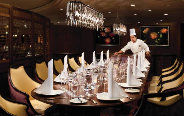 Restaurante do navio de cruzeiros Splendour of the Seas, da companhia Royal Caribbean International. Restaurante do navio de cruzeiros Splendour of the Seas, da companhia Royal Caribbean International.