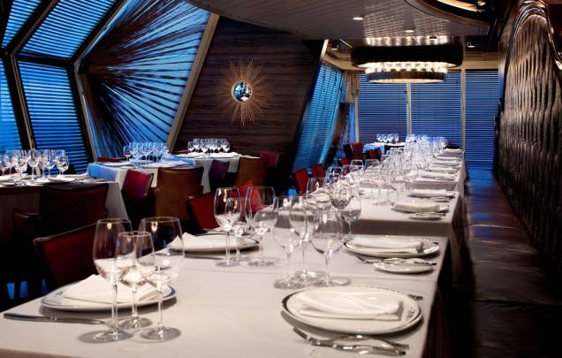 Restaurante do navio de cruzeiros Splendour of the Seas, da companhia Royal Caribbean International. Restaurante do navio de cruzeiros Splendour of the Seas, da companhia Royal Caribbean International.