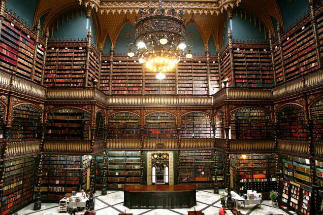 <strong>Real Gabinete Português de Leitura</strong>Idealizado por comerciantes portugueses, em 1837, com o objetivo de promover a cultura na então capital do Império, o <a href="https://viajeaqui.abril.com.br/estabelecimentos/br-rj-rio-de-janeiro-atracao-real-gabinete-portugues-de-leitura" rel="Real Gabinete Português de Leitura" target="_self">Real Gabinete Português de Leitura</a> reúne o mais valioso acervo de autores lusitanos fora de Portugal. São quase 400 mil títulos, boa parte vinda daquele país e espalhada por três níveis de estantes da biblioteca <strong>Real Gabinete Português de Leitura</strong>Idealizado por comerciantes portugueses, em 1837, com o objetivo de promover a cultura na então capital do Império, o <a href="https://viajeaqui.abril.com.br/estabelecimentos/br-rj-rio-de-janeiro-atracao-real-gabinete-portugues-de-leitura" rel="Real Gabinete Português de Leitura" target="_self">Real Gabinete Português de Leitura</a> reúne o mais valioso acervo de autores lusitanos fora de Portugal. São quase 400 mil títulos, boa parte vinda daquele país e espalhada por três níveis de estantes da biblioteca