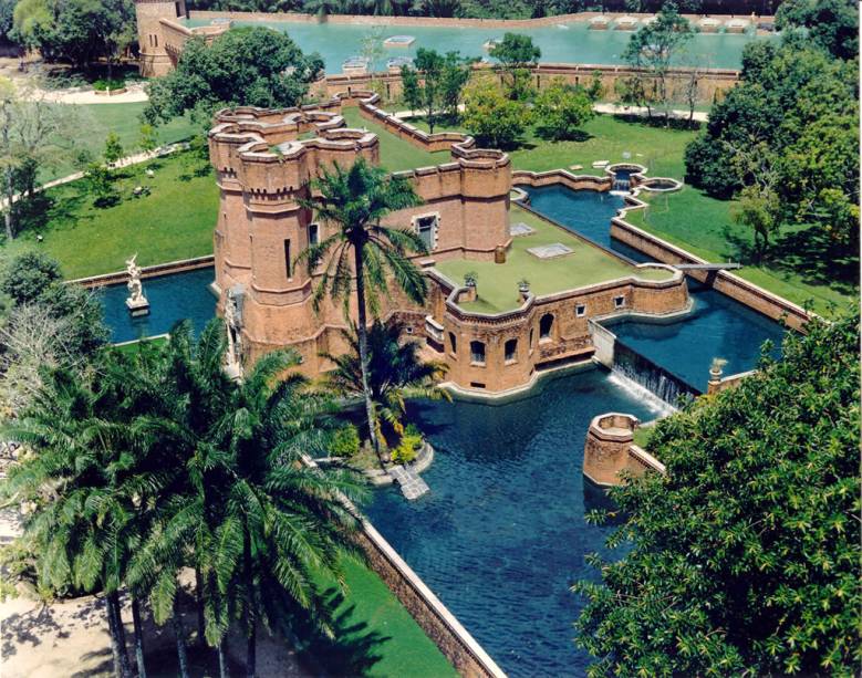 Em um complexo arquitetônico com estilo medieval, o Instituto Ricardo Brennand reúne museu, pinacoteca e biblioteca – o acervo inclui obras de Post, Debret, Taunay e Rugendas