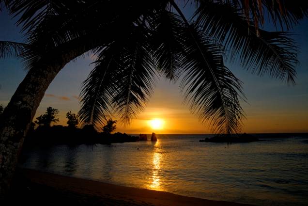 Pôr-do-sol em Anse Kerlan, na ilha de Praslin Pôr-do-sol em Anse Kerlan, na ilha de Praslin