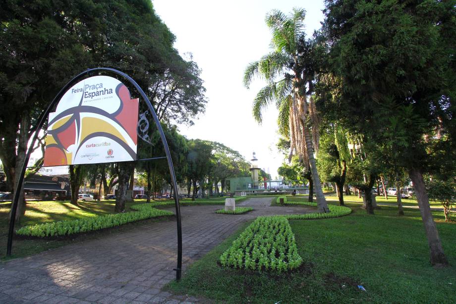 <strong><a href="https://viajeaqui.abril.com.br/estabelecimentos/br-pr-curitiba-atracao-batel-soho" rel="Batel Soho">Batel Soho</a>:</strong> lojas, cafés, e restaurantes ao redor da Praça da Espanha renderam à região o apelido de Batel Soho, em alusão a o bairro Palermo Soho, de Buenos Aires. Para fazer compras, a loja de decoração Tienda e o Empório Fabiano Marcolini Alimentari têm prateleiras tentadoras. À Noite, o La Pasta Gialla e o pata Negra colocam mesas na calçada, e a Cervejaria Devassa lota. Aos Sábados há feira de antiguidades das 10h às 17h. 