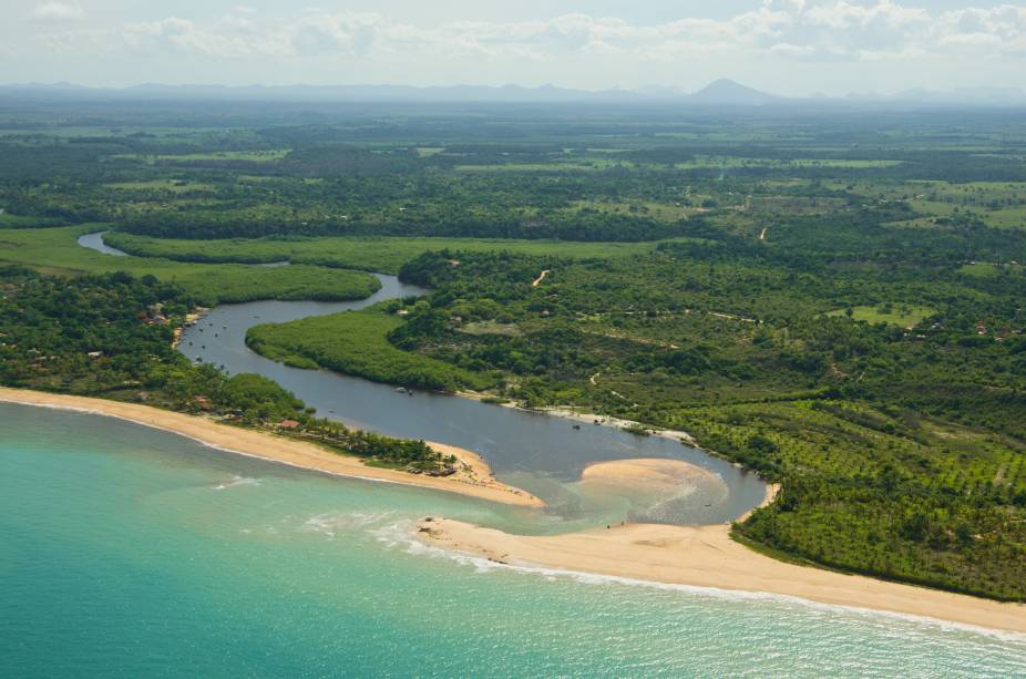 Rio Caraíva desaguando no mar, em Porto Seguro