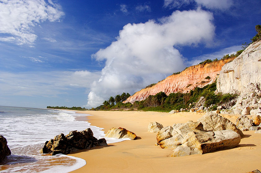 <strong>Praia do Rio da Barra, Trancoso </strong>Do lado esquerdo, falésias avermelhadas; do direito, a foz do rio, que forma piscinas naturais de acordo com a variação da maré. O acesso pode ser feito a pé, por uma trilha de 40 minutos a partir da <strong>Praia dos Nativos</strong> ou de carro pela estrada para Arraial dAjuda. <a href="https://www.booking.com/searchresults.pt-br.html?aid=332455&sid=605c56653290b80351df808102ac423d&sb=1&src=searchresults&src_elem=sb&error_url=https%3A%2F%2Fwww.booking.com%2Fsearchresults.pt-br.html%3Faid%3D332455%3Bsid%3D605c56653290b80351df808102ac423d%3Bcity%3D900051125%3Bclass_interval%3D1%3Bdest_id%3D-635449%3Bdest_type%3Dcity%3Bdtdisc%3D0%3Bfrom_sf%3D1%3Bgroup_adults%3D2%3Bgroup_children%3D0%3Binac%3D0%3Bindex_postcard%3D0%3Blabel_click%3Dundef%3Bno_rooms%3D1%3Boffset%3D0%3Bpostcard%3D0%3Braw_dest_type%3Dcity%3Broom1%3DA%252CA%3Bsb_price_type%3Dtotal%3Bsearch_selected%3D1%3Bsrc%3Dsearchresults%3Bsrc_elem%3Dsb%3Bss%3DCara%25C3%25ADva%252C%2520Bahia%252C%2520Brasil%3Bss_all%3D0%3Bss_raw%3DCaraiva%3Bssb%3Dempty%3Bsshis%3D0%3Bssne_untouched%3DCorumbau%26%3B&ss=Trancoso%2C+Bahia%2C+Brasil&ssne=Cara%C3%ADva&ssne_untouched=Cara%C3%ADva&city=-635449&checkin_monthday=&checkin_month=&checkin_year=&checkout_monthday=&checkout_month=&checkout_year=&group_adults=2&group_children=0&no_rooms=1&from_sf=1&ss_raw=Trancoso%C2%A0&ac_position=0&ac_langcode=xb&dest_id=-676554&dest_type=city&place_id_lat=-16.592255&place_id_lon=-39.103043&search_pageview_id=c84b91d20cfa0346&search_selected=true&search_pageview_id=c84b91d20cfa0346&ac_suggestion_list_length=5&ac_suggestion_theme_list_length=0" target="_blank" rel="noopener"><em>Busque hospedagens em Trancoso </em></a>