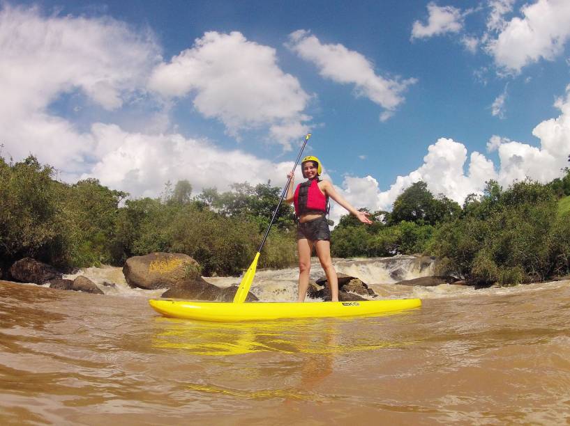 O stand up paddle vem atraindo praticantes para as áreas mais calmas do curso do <a href="https://viajeaqui.abril.com.br/estabelecimentos/br-sp-socorro-atracao-rafting-no-rio-do-peixe" rel="Rio do Peixe" target="_blank">Rio do Peixe</a>, em Socorro (SP)