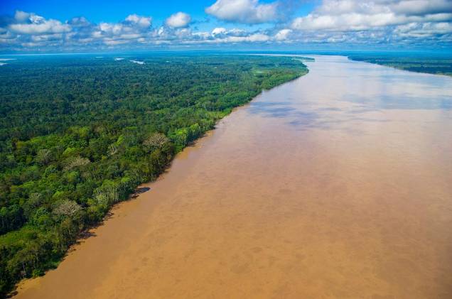 <a href="https://viajeaqui.abril.com.br/cidades/br-ro-porto-velho" rel="Porto Velho (RO) " target="_blank"><strong>Porto Velho (RO) </strong></a> Às margens do Rio Madeira, a cidade permite que o turista faça um passeio de barco, sem luxo, pelo rio que é protagonista de tantas histórias e tem um pôr do sol privilegiado. Do Rio Madeira você avista a paisagem ribeirinha e a Usina Hidrelétrica de Santo Antônio. Não é difícil ver algum boto saltando rente à embarcação <a href="https://www.booking.com/city/br/porto-velho-br.pt-br.html?aid=332455&label=viagemabril-voltapelobrasil" rel="Veja hotéis em Porto Velho no booking.com" target="_blank"><em>Veja hotéis em Porto Velho no booking.com</em></a> <a href="https://viajeaqui.abril.com.br/cidades/br-ro-porto-velho" rel="Porto Velho (RO) " target="_blank"><strong>Porto Velho (RO) </strong></a> Às margens do Rio Madeira, a cidade permite que o turista faça um passeio de barco, sem luxo, pelo rio que é protagonista de tantas histórias e tem um pôr do sol privilegiado. Do Rio Madeira você avista a paisagem ribeirinha e a Usina Hidrelétrica de Santo Antônio. Não é difícil ver algum boto saltando rente à embarcação <a href="https://www.booking.com/city/br/porto-velho-br.pt-br.html?aid=332455&label=viagemabril-voltapelobrasil" rel="Veja hotéis em Porto Velho no booking.com" target="_blank"><em>Veja hotéis em Porto Velho no booking.com</em></a>