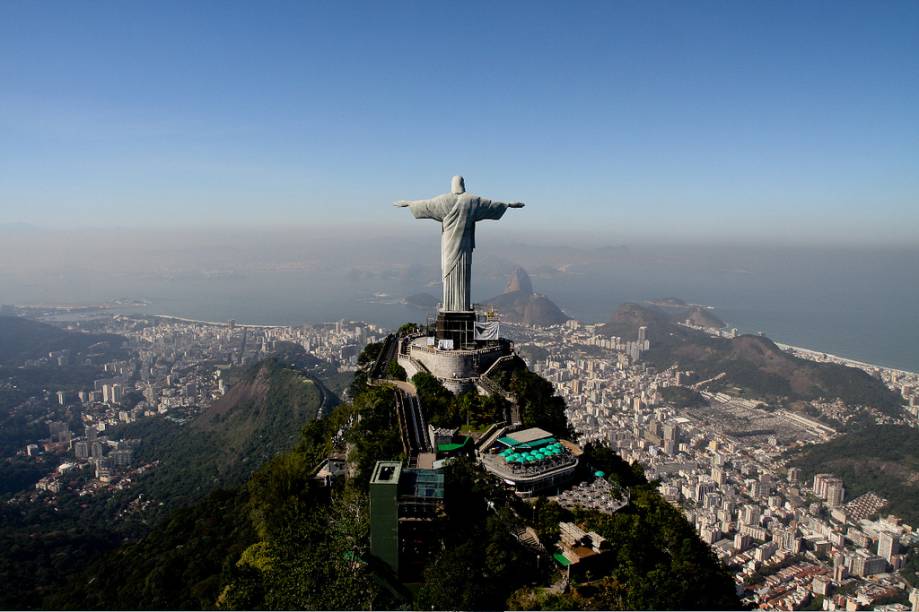 Cristo Redentor, no mirante do Morro do Corcovado, abençoando o Rio de Janeiro. Uma visão inesquecível da Cidade Maravilhosa. Cristo Redentor, no mirante do Morro do Corcovado, abençoando o Rio de Janeiro. Uma visão inesquecível da Cidade Maravilhosa.