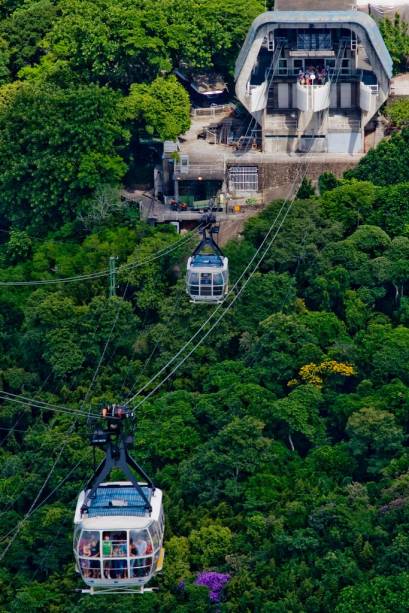 Os Bondinhos fazem o transporte até o Pão de Açúcar (396m) e o Morro da Urca (227m), conjunto formado por dois mirantes naturais na entrada da Baía de Guanabara.