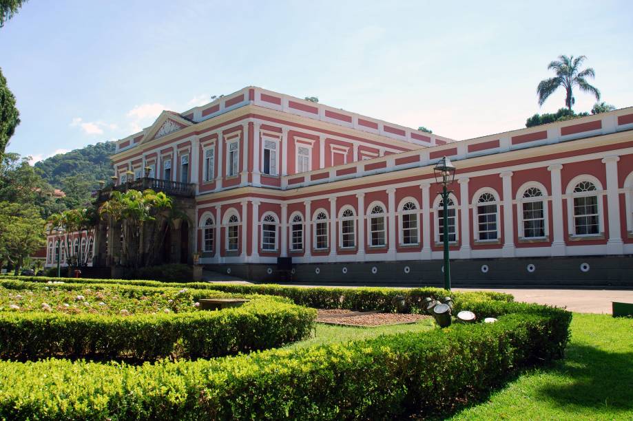 O <a href="https://viajeaqui.abril.com.br/estabelecimentos/br-rj-petropolis-atracao-museu-imperial" rel="Museu Imperial" target="_blank">Museu Imperial</a>, em <a href="https://viajeaqui.abril.com.br/cidades/br-rj-petropolis" rel="Petrópolis (RJ)" target="_blank">Petrópolis (RJ)</a>, tem cinco estrelas no GUIA QUATRO RODAS e também é um dos pontos turísticos da Rota Cervejeira. O palácio era o refúgio da família imperial no verão. Andar pelos salões do palácio é como transportar-se para dentro de um livro de história. Tudo parece intacto, como se Dom Pedro II e sua trupe ainda morassem aqui.