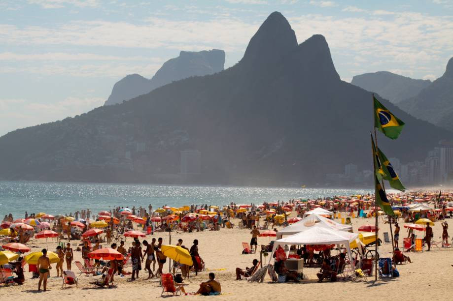 Na Praia de Ipanema surgiram modas, turmas e manias – do vôlei de praia a grupos de teatro, do biquíni à tanga de crochê. Na Praia de Ipanema surgiram modas, turmas e manias – do vôlei de praia a grupos de teatro, do biquíni à tanga de crochê.