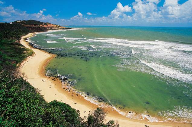 <strong>1. <a href="https://viajeaqui.abril.com.br/estabelecimentos/br-rn-praia-da-pipa-atracao-praia-do-amor-dos-afogados-001" target="_self">Praia do Amor (dos Afogados)</a>, <a href="https://viajeaqui.abril.com.br/cidades/br-rn-praia-da-pipa" target="_self">Pipa</a> </strong> Não é só pela paisagem paradisíaca (uma das mais incríveis do litoral potiguar) que a praia atende pelo nome de “Amor”: do alto de seu chapadão, ela tem um formato de coração. O mar esverdeado e as belas falésias a tornam a praia favorita entre moradores e turistas da cidade <em><a href="https://www.booking.com/city/br/pipa.pt-br.html?aid=332455&label=viagemabril-praias-do-rio-grande-do-norte" target="_blank" rel="noopener">Veja preços de hotéis na Praia da Pipa no Booking.com</a></em> <strong>1. <a href="https://viajeaqui.abril.com.br/estabelecimentos/br-rn-praia-da-pipa-atracao-praia-do-amor-dos-afogados-001" target="_self">Praia do Amor (dos Afogados)</a>, <a href="https://viajeaqui.abril.com.br/cidades/br-rn-praia-da-pipa" target="_self">Pipa</a> </strong> Não é só pela paisagem paradisíaca (uma das mais incríveis do litoral potiguar) que a praia atende pelo nome de “Amor”: do alto de seu chapadão, ela tem um formato de coração. O mar esverdeado e as belas falésias a tornam a praia favorita entre moradores e turistas da cidade <em><a href="https://www.booking.com/city/br/pipa.pt-br.html?aid=332455&label=viagemabril-praias-do-rio-grande-do-norte" target="_blank" rel="noopener">Veja preços de hotéis na Praia da Pipa no Booking.com</a></em>
