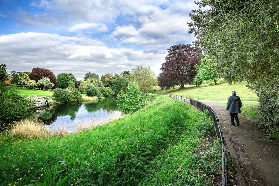 Um dos maiores parques urbanos da <a href="https://viajeaqui.abril.com.br/continentes/europa" rel="Europa" target="_blank">Europa</a> é o <strong>Phoenix Park</strong>, em <a href="https://viajeaqui.abril.com.br/cidades/irlanda-dublin" rel="Dublin" target="_blank">Dublin</a>, capital da <a href="https://viajeaqui.abril.com.br/paises/irlanda" rel="Irlanda">Irlanda</a>; em seus 700 hectares, há campos de críquete e polo, uma pista de motor-racing e casas históricas, construídas no século 18 – entre elas, a residência oficial do presidente da Irlanda e a do embaixador dos <a href="https://viajeaqui.abril.com.br/paises/estados-unidos" rel="Estados Unidos" target="_blank">Estados Unidos</a>