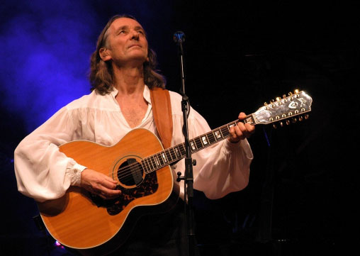 <strong>ROGER HODGSON</strong><br /> <br /> Ex-vocalista da banda <strong>Supertramp</strong>, o cantor Roger Hodgson é autor das músicas mais importantes do grupo, como <em>The Logical Song, Dreamer, Give a Little Bit </em>e <em>Breakfast in America</em>. Alguns críticos musicais dizem que a sua voz atual, ao vivo, está bem melhor que as gravações da década de 70. <strong>Onde e Quando:</strong> Porto Alegre (RS), dia 22, no Teatro do Bourbon Country. São Paulo, dia 26, Via Funchal. Belo Horizonte (MG), dia 27, no Chevrolet Hall. Brasília, dia 28, no Auditório Master do Centro de Convenções. Rio de Janeiro, dia 30, no Vivo Rio. Ainda há chances de confirmarem os seguintes shows: Florianópolis (SC), dia 21 de abril; Curitiba (PR), dia 24; Recife (PE), dia 3 de maio; Fortaleza (CE), dia 4; e Campinas (SP), dia 5 <strong>Ingressos: </strong>para os shows do Rio de Janeiro, Porto Alegre e Brasília, no site <a href="https://www.ingressorapido.com.br/BuscaPrincipal.aspx?pesq=Roger%20Hodgson" rel="Ingresso Rápido" target="_blank">Ingresso Rápido</a>. Os de São Paulo estão à venda no site do <a href="https://viafunchal.com.br/shows.asp?ID=541" rel="Via Funchal" target="_blank">Via Funchal</a>. Os ingressos para o show de BH estão no <a href="https://premier.ticketsforfun.com.br/shows/show.aspx?sh=ROGERHOD12 " rel="Tickets for Fun" target="_blank">Tickets for Fun</a> <strong>ROGER HODGSON</strong><br /> <br /> Ex-vocalista da banda <strong>Supertramp</strong>, o cantor Roger Hodgson é autor das músicas mais importantes do grupo, como <em>The Logical Song, Dreamer, Give a Little Bit </em>e <em>Breakfast in America</em>. Alguns críticos musicais dizem que a sua voz atual, ao vivo, está bem melhor que as gravações da década de 70. <strong>Onde e Quando:</strong> Porto Alegre (RS), dia 22, no Teatro do Bourbon Country. São Paulo, dia 26, Via Funchal. Belo Horizonte (MG), dia 27, no Chevrolet Hall. Brasília, dia 28, no Auditório Master do Centro de Convenções. Rio de Janeiro, dia 30, no Vivo Rio. Ainda há chances de confirmarem os seguintes shows: Florianópolis (SC), dia 21 de abril; Curitiba (PR), dia 24; Recife (PE), dia 3 de maio; Fortaleza (CE), dia 4; e Campinas (SP), dia 5 <strong>Ingressos: </strong>para os shows do Rio de Janeiro, Porto Alegre e Brasília, no site <a href="https://www.ingressorapido.com.br/BuscaPrincipal.aspx?pesq=Roger%20Hodgson" rel="Ingresso Rápido" target="_blank">Ingresso Rápido</a>. Os de São Paulo estão à venda no site do <a href="https://viafunchal.com.br/shows.asp?ID=541" rel="Via Funchal" target="_blank">Via Funchal</a>. Os ingressos para o show de BH estão no <a href="https://premier.ticketsforfun.com.br/shows/show.aspx?sh=ROGERHOD12 " rel="Tickets for Fun" target="_blank">Tickets for Fun</a>