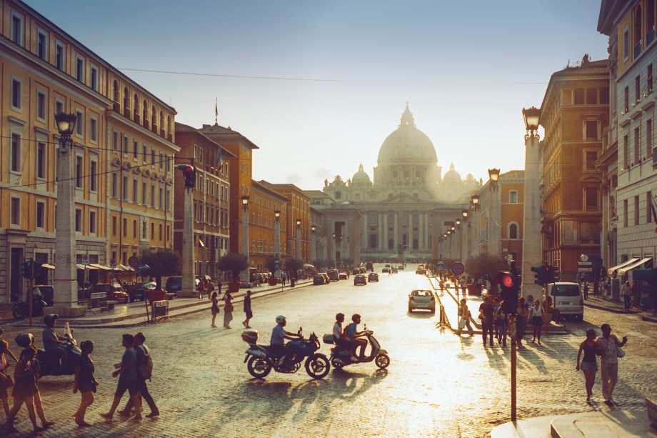 Vista da <a href="https://viajeaqui.abril.com.br/estabelecimentos/italia-roma-atracao-basilica-di-san-pietro-basilica-de-sao-pedro" rel="Piazza San Pietro" target="_blank">Piazza San Pietro</a> sob o sol do verão em Roma