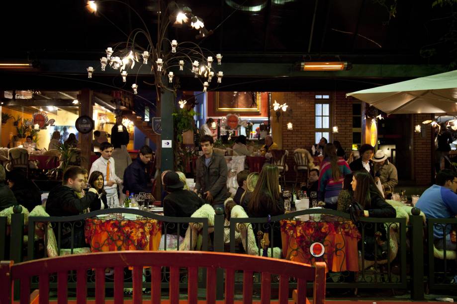 A charmosa Rua Coberta é onde fica o burburinho noturno da cidade de Gramado (RS). Reúne bares, café, bistrôs e algumas lojas de malhas