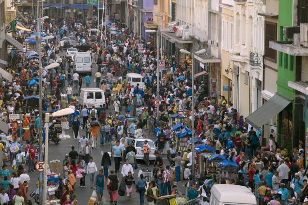 Rua 25 de Março, São Paulo: gente de todo o país faz compras nas quadras da rua Rua 25 de Março, São Paulo: gente de todo o país faz compras nas quadras da rua